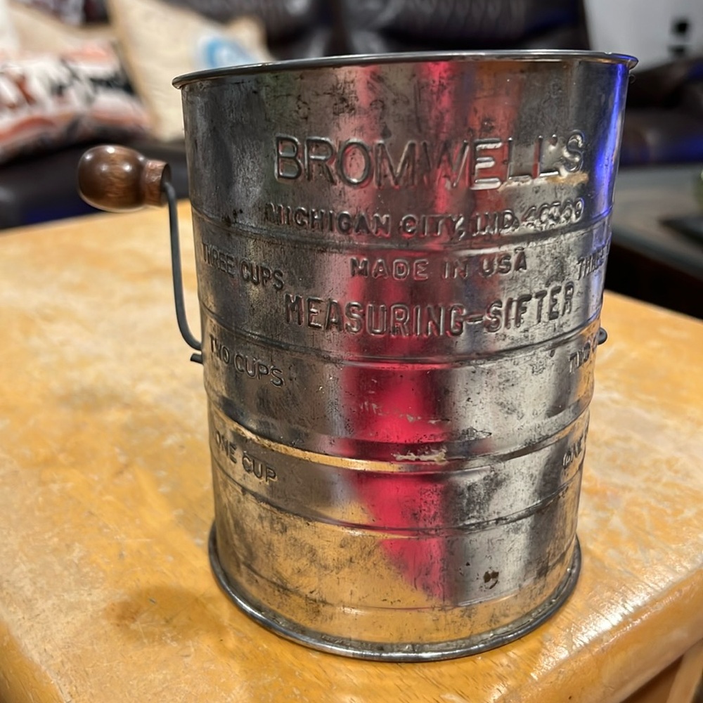 Vintage Bromwell’s metal 1930s sifter